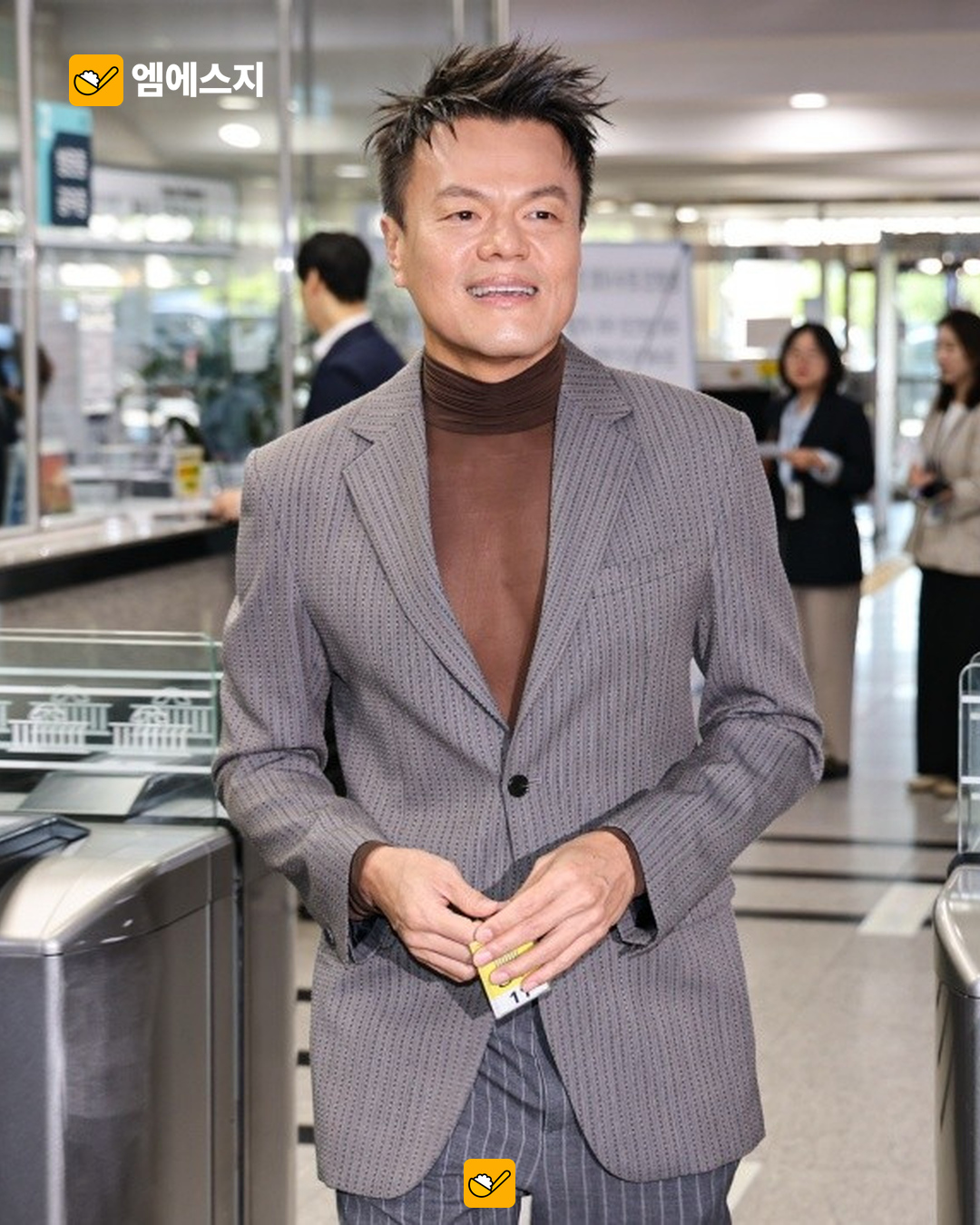 10월 7일 국정감사 출석을 위해 이동하는 박진영의 실제 현장 사진.