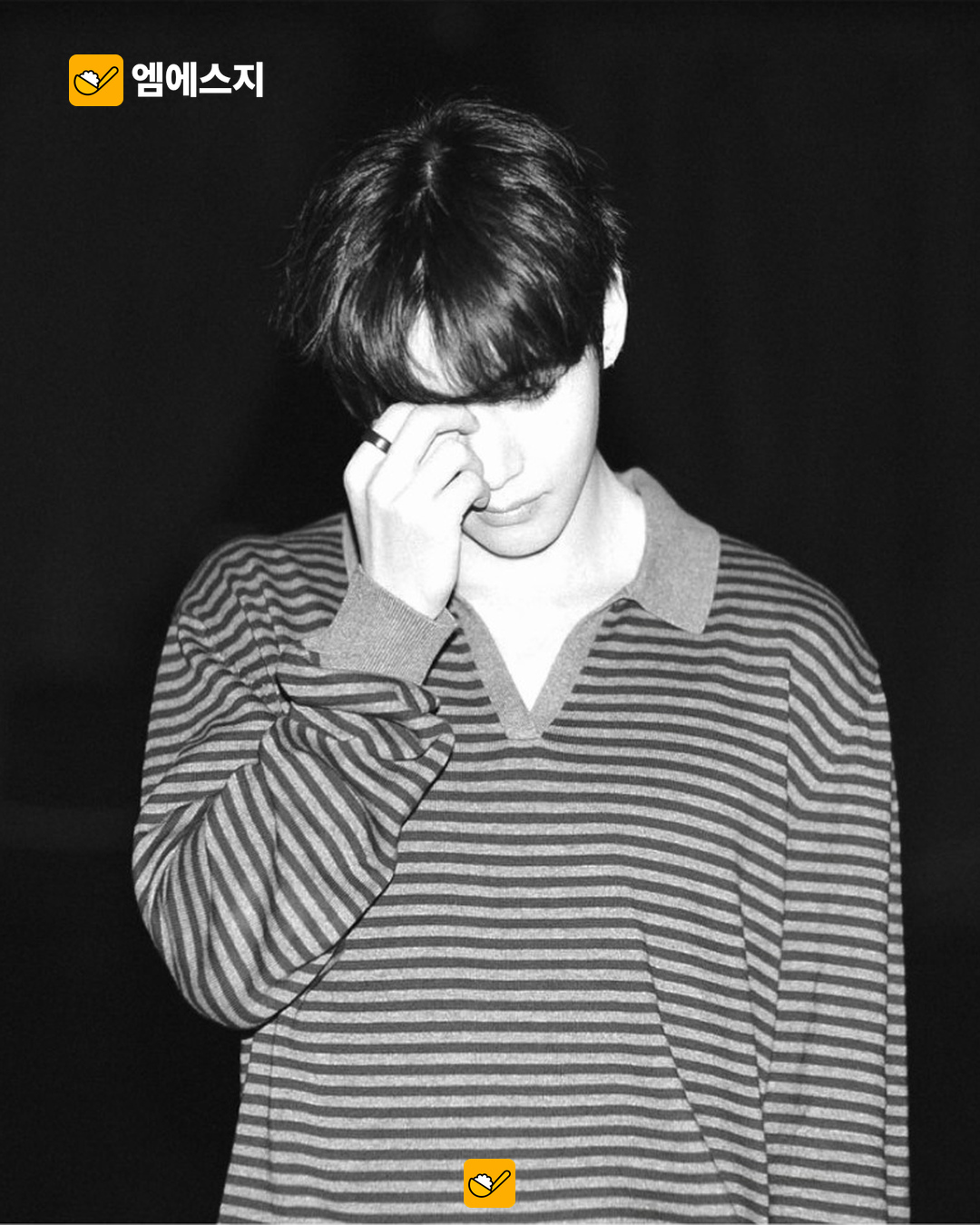 원문 캐러셀의 정국 흑백 촬영 사진 — 고개를 숙인 별도 컷