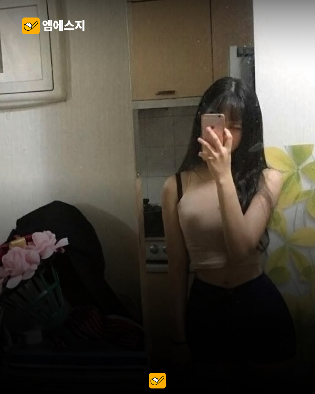 10년 가까이 이어온 셀카 기록…같은 공간에 쌓인 시간의 흔적 4 같은 인물의 다른 실내 기록 사진