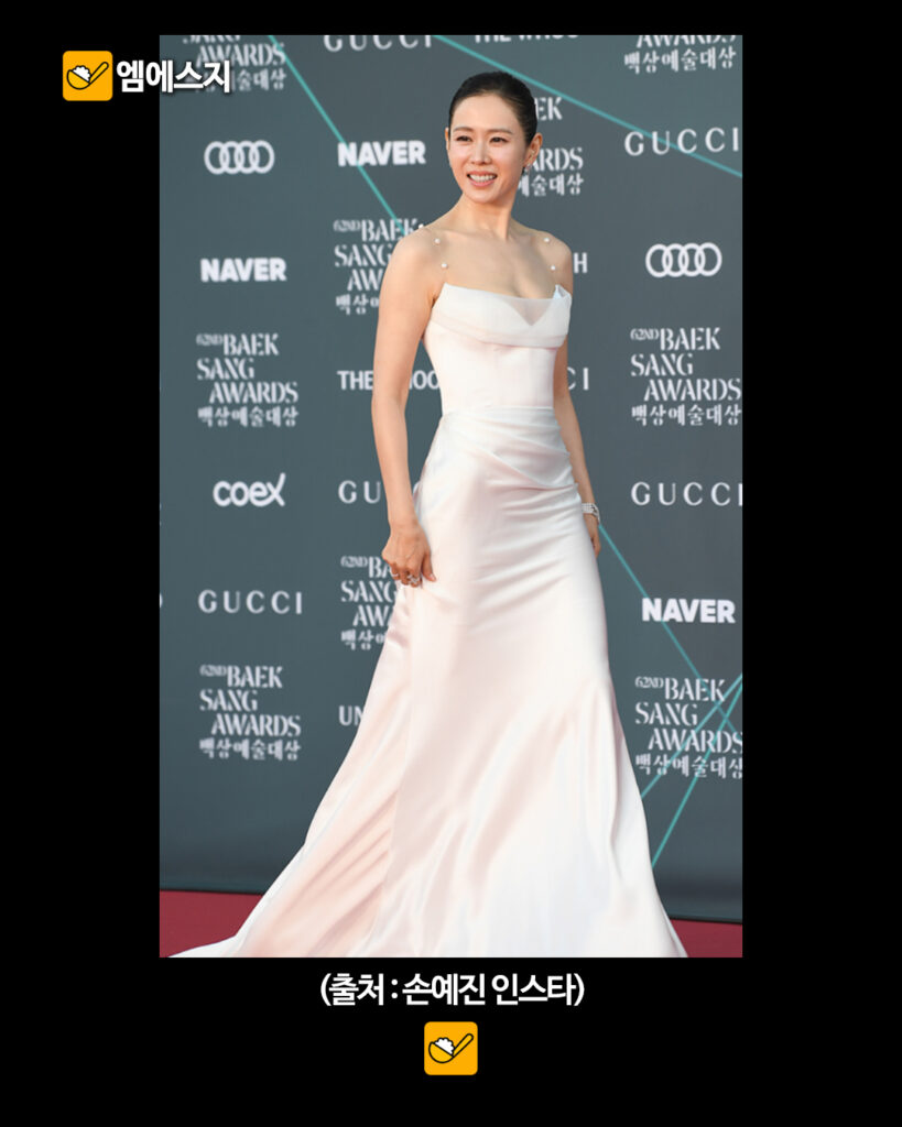 손예진 과감한 레드카펫 드레스, "560만원대 시스루 드레스" 손예진, 백상 레드카펫 밝힌 화이트 룩과 후보작 근황, 프로필, 나이, 현빈과의 관계 및 자녀 4 247 손예진레드카펫 3