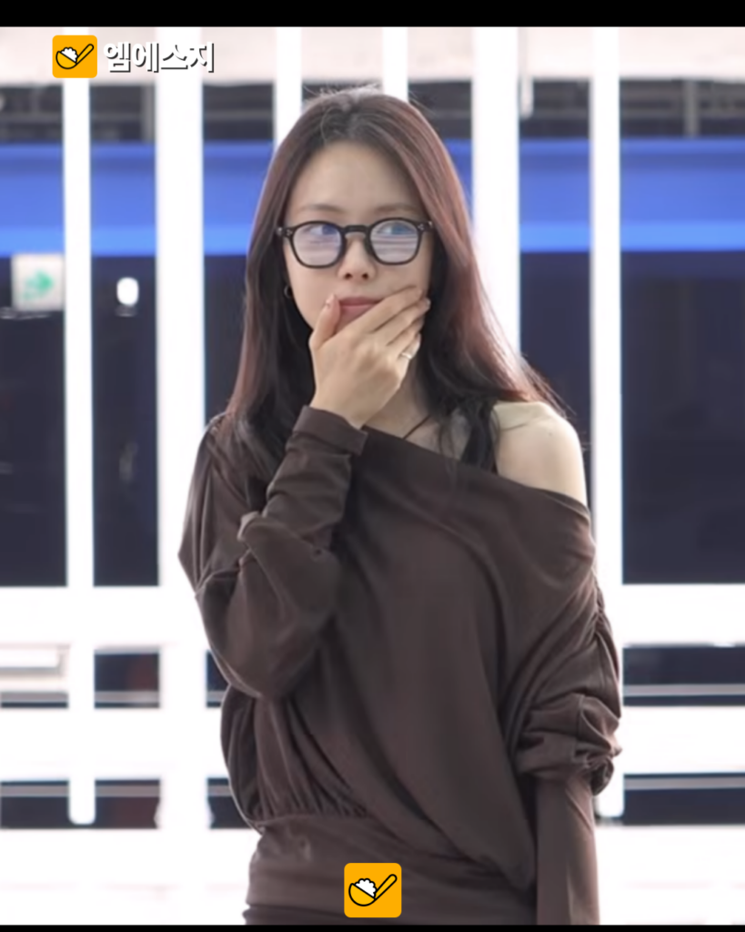 기자들 앞에서도 화장기 덜었다…손나은, 괌 출국길 ‘꾸안꾸’ 공항패션, 김부장 여배우? 4 007 38