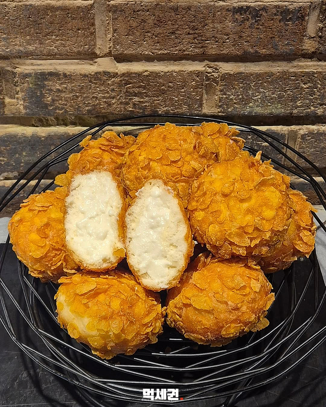 “얼려 먹으면 더 맛있다?”…성심당 우유고로케, 가격은 2300원 2 성심당 우유고로케 바삭한 겉면과 크림