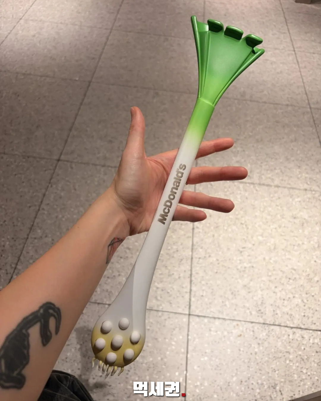 포장을 벗겨 전체 형태를 보여주는 대파 효자손