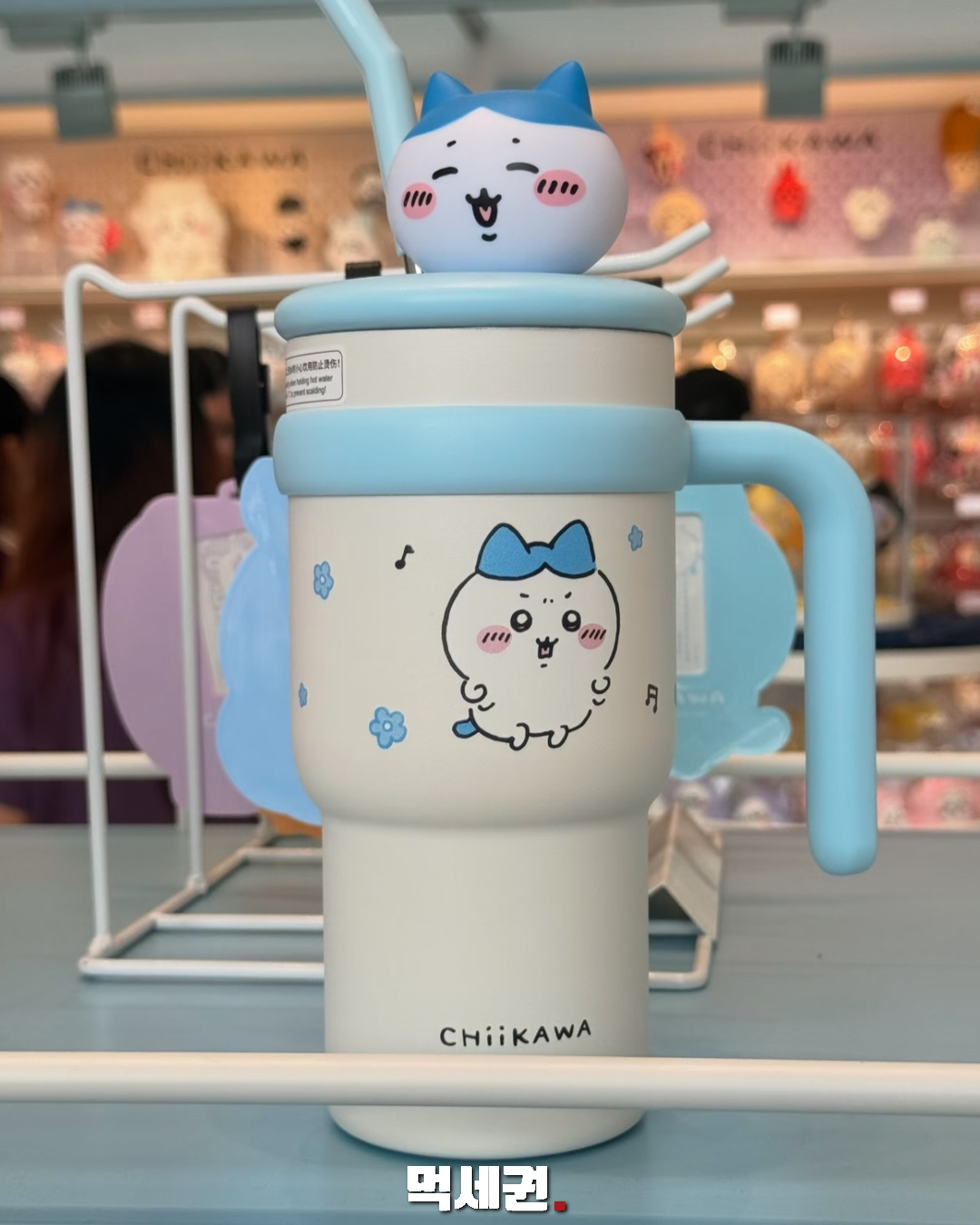 손잡이와 빨대가 보이는 하치와레 텀블러 전체 모습
