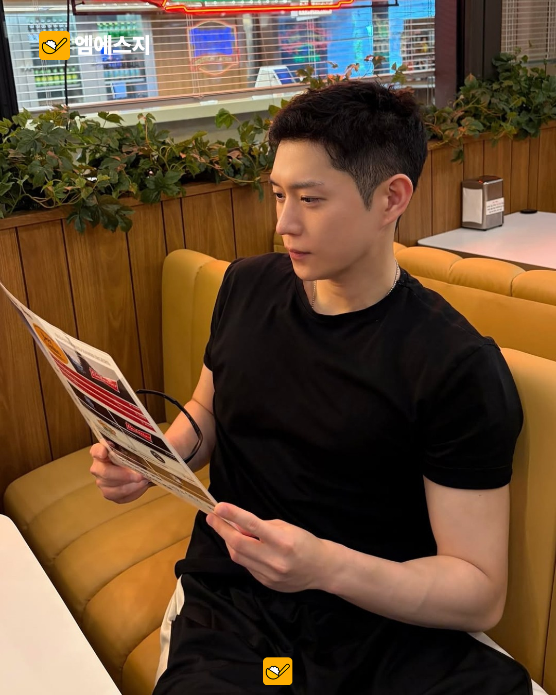 김영대, 짧은 머리로 전한 근황…일상 사진 속 달라진 분위기 관련 사진 4