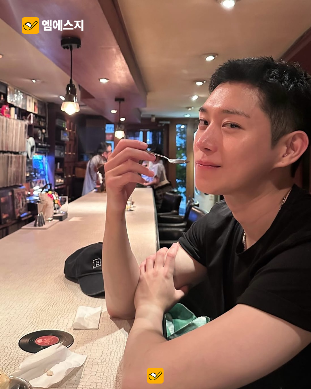 김영대, 짧은 머리로 전한 근황…일상 사진 속 달라진 분위기 관련 사진 5