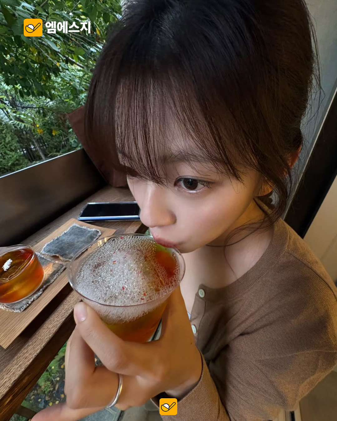 트와이스 정연, 편안한 스타일의 일상 사진 공개…카페에서도 빛난 근황 4 트와이스 정연, 편안한 스타일의 일상 사진 공개…카페에서도 빛난 근황 본문 사진 3